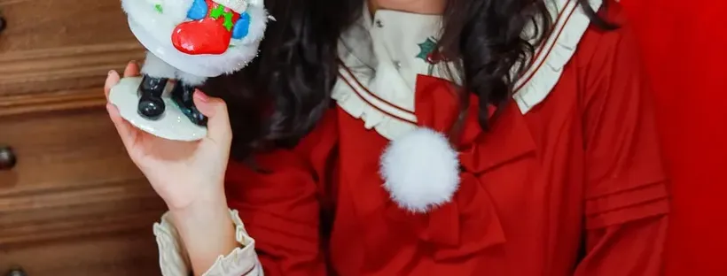 Cartoon Weihnachtsmann und Kinder halten Hände im Winter